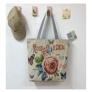 Detailansicht der Canvas Tragetasche mit vintage Rosenmuster, lässige Damen Umhängetasche.