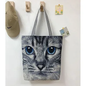 Detailansicht einer Canvas-Tragetasche mit realistischem grauen Katzenkopf und blauen Augen.