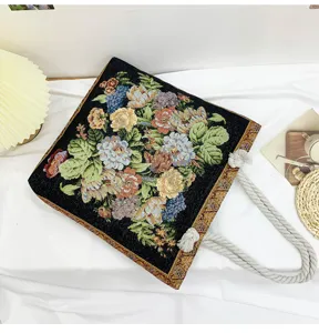 Vue de détail du sac cabas d'épaule en toile jacquard à fleurs vintage et anses en coton.