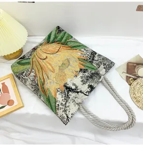 Sac cabas décontracté en toile avec broderie florale métallique et poignées en coton.