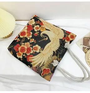 Vue détaillée du beau sac cabas en jacquard chinois avec broderie de grues et fleurs.