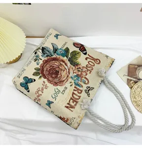 Detail du sac cabas fourre-tout floral vintage, motif jardin de roses et poignees en corde de coton.