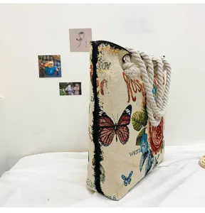 Vue détaillée du sac cabas en toile avec broderie florale rétro et poignées en corde épaisse.