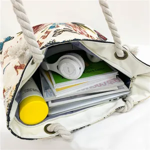 Sac cabas en toile spacieux avec poignées en corde confortables et motif jacquard élégant.
