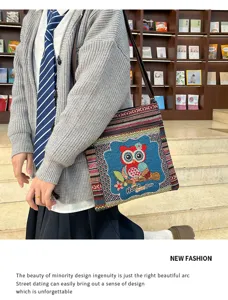 Sac à bandoulière en toile brodée style ethnique avec joli motif hibou et design pratique.