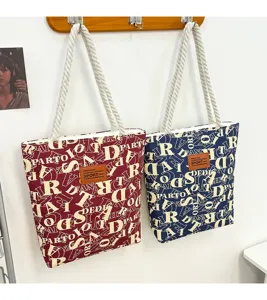 Freizeit Canvas Schultertasche mit dicken Seilgriffen, stilvollem Buchstabenprint.