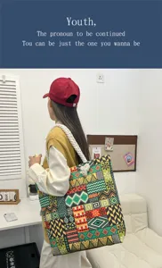Grote canvas shopper tas voor dames met etnische geometrische print en dikke touw handvatten.