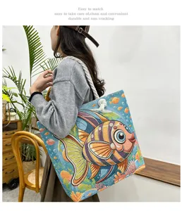 Nahaufnahme der farbenfrohen bestickten Fischtasche mit robusten Seilgurten für den Alltag.