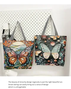 Close-up details van de etnische vlinder geborduurde canvas shopper tas in schone stijl.