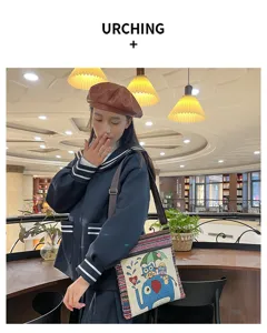 Vue détaillée du sac bandoulière en toile ethnique avec motif animalier brodé mignon.
