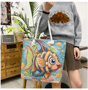 Stilvolle Canvas-Tragetasche mit bunter Fischbestickung, lässige Damenhandtasche für den Alltag.