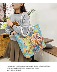 Elegante gewebte Canvas-Tasche für Damen mit buntem bestickten großen Fischmuster und Schultergurt.