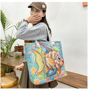 Modische Canvas Tragetasche mit buntem bestickten Fischmuster und robusten dicken Seilgriffen.