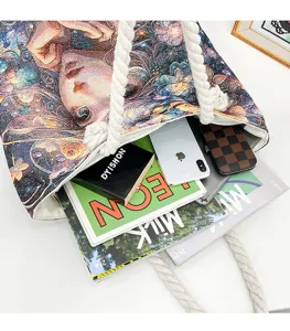 Bolso tote de lona con patrón de tapiz artístico y asas de cuerda gruesa vista interior.