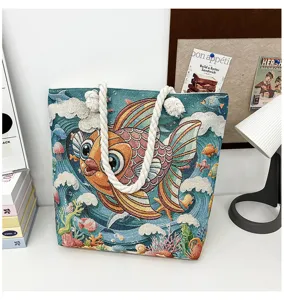 Stofftasche mit gesticktem Fischmuster und dicken Seilgriffen für den täglichen Gebrauch.