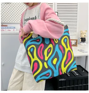 Grote canvas tote tas voor dames met kleurrijke abstracte fluid art print en dikke touwgrepen.