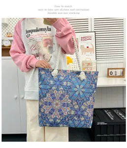 Borsa mare da donna in tela stile bohémien con motivo mandala blu e manici in corda spessa.