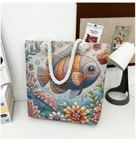 Detailaufnahme der gewebten Canvas-Tragetasche mit lebendigem Fischmuster und Kordelgriffen.