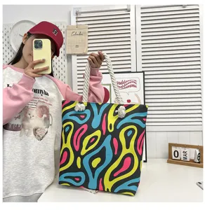 Kleurrijke abstracte canvas shopper tas met dikke touw handvatten voor dagelijks gebruik.