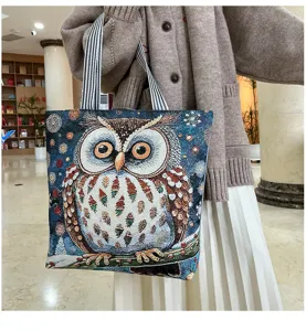 Λεπτομερής όψη της υφαντής τσάντας tote με καλλιτεχνικό σχέδιο κουκουβάγιας και ριγέ χερούλια.