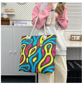 Kleurrijke, abstract bedrukte canvas shopper voor dames met dikke touw handvatten.