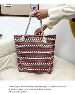 Vista dettagliata della borsa mare in tela boho con motivi geometrici colorati e manici in corda.