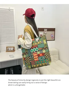 Gedetailleerd overzicht van de grote etnische geometrische print canvas tote bag met touwvat.