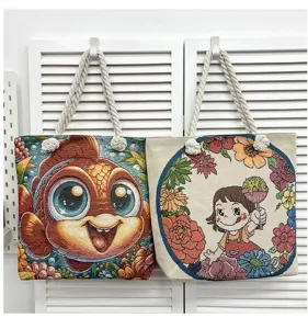 Leinwand Tote Bag Detail, bestickter Cartoon Fisch und Blumen Maedchen Schultertasche.