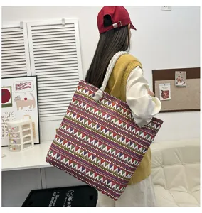 Grande borsa tote in tela stile bohémien con manici in corda spessa e motivi geometrici.
