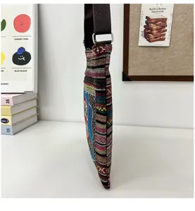Sac bandoulière en toile broderie ethnique détail latéral, joli sac téléphone poches.