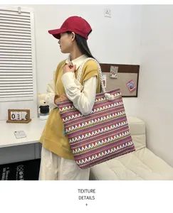 Vista dettagliata della borsa tote in tela boho con motivo geometrico e manici in corda.