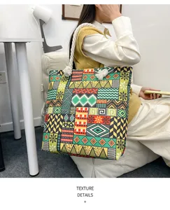 Canvas tote tas met etnische geometrische print en dikke touw handvatten detail.