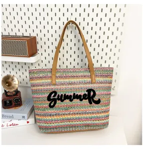 Πολύχρωμη υφαντή ψάθινη τσάντα tote με κέντημα Summer και λαβές από δέρμα PU για παραλία.