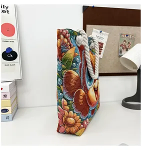 Modische gewebte Canvas-Tragetasche mit Blumenstickerei und dicken Seilgriffen für den Alltag.