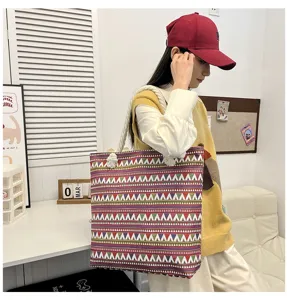 Dettaglio borsa shopper in tela boho, con motivo a triangolo geometrico e manico in corda.