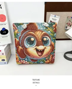 Stofftasche Textur Detail mit farbenfroher Fisch-Bestickung und gewebtem Seilgriff.