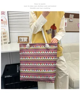 Grande borsa tote da spiaggia in tela da donna, stile bohémien con motivo geometrico alla moda.