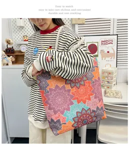 Gedetailleerd overzicht van grote canvas tote tas met levendig mandala bloemenpatroon.