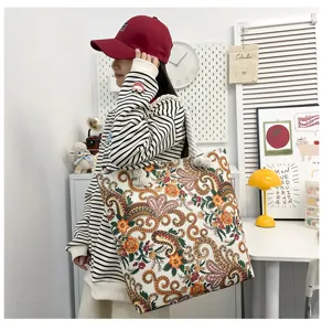 Dettaglio borsa shopper mare tela floreale bohemien, grande borsa viaggio estate.
