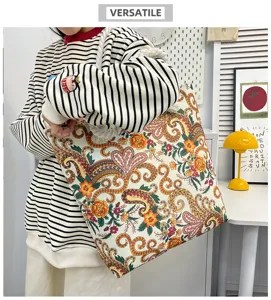 Vista di dettaglio della borsa tote in tela boho con motivo floreale paisley classico.