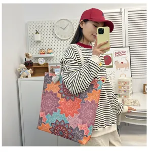 Grote canvas tote tas met levendige mandala bloemenprint, stijlvolle dagelijkse tas.