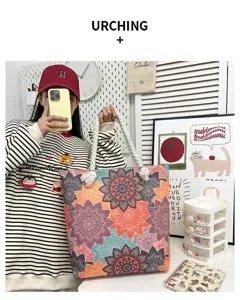 Detailweergave van canvas tote bag met kleurrijke mandala bloemenprint en touwhandvatten.