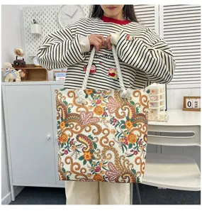 Dettaglio borsa shopper in tela boho con motivo floreale vintage e manici in corda robusta.