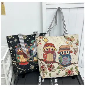 Μεγάλη τσάντα shopper από καμβά με χαριτωμένο σχέδιο κουκουβάγιας και ριγέ χερούλια.