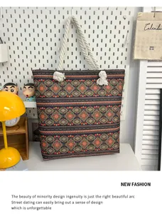 Canvas shopper tas met etnische geometrische print en dikke katoenen touw handvatten.
