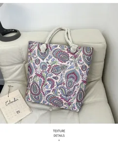 Dettaglio borsa shopper in tela paisley boho, grande borsa da viaggio per spiaggia estiva.