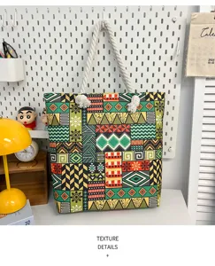 Gedetailleerd overzicht van een stijlvolle canvas tote bag met geometrische patronen en handvatten.