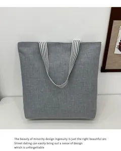 Γκρι τσάντα tote από καμβά με ριγέ λουριά, μεγάλη τσάντα ώμου για καθημερινή χρήση.