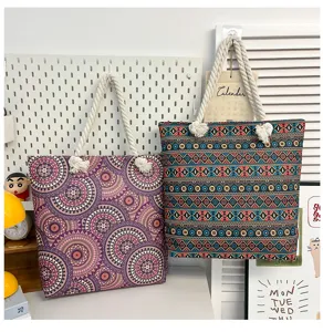 Gedetailleerd overzicht van de canvas shopper met geometrische print en sterke katoenen grepen.