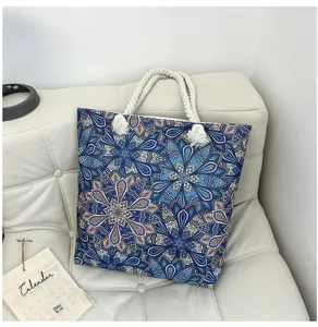 Borsa da spiaggia bohémien in tela, grande shopper con stampa floreale mandala blu.